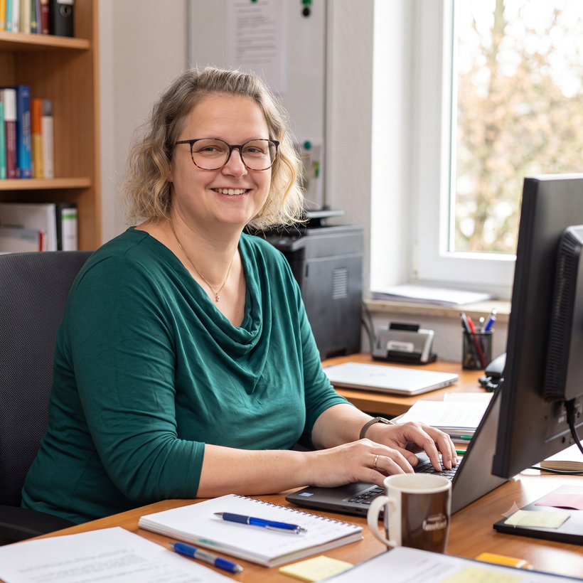 Juliane Gottung am Arbeitsplatz